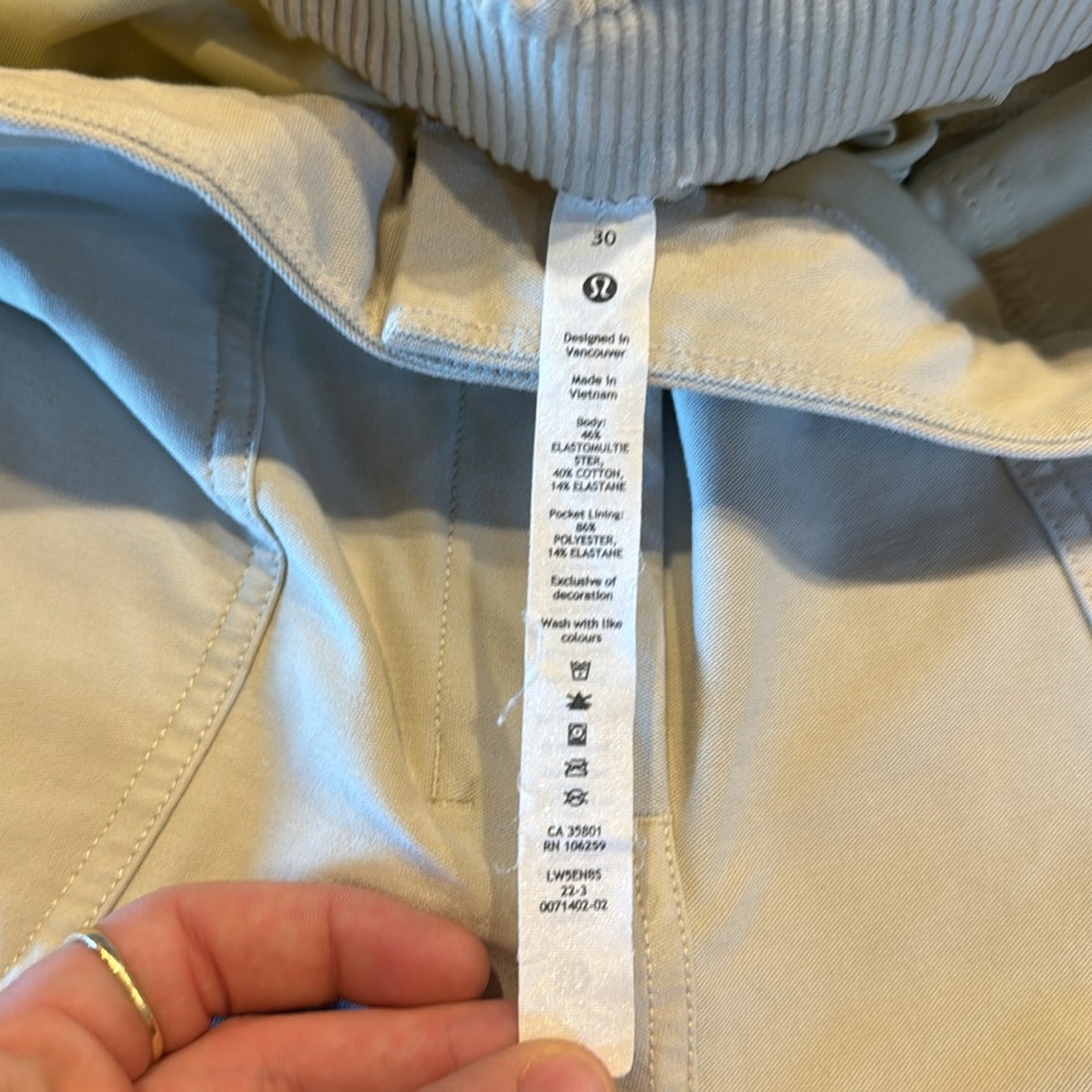 Lululemon Light Utilitech Cargo Pocket High-Rise cropped pants Size 30 - Picture 4 of 5